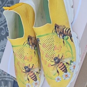 Lofton COSMO size 9 yellow with bee's  slip on shoes